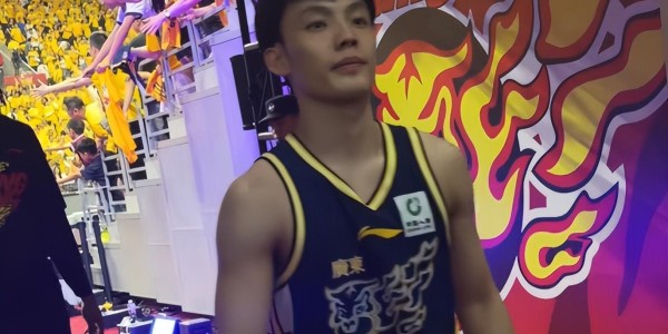 鲸鱼直播tv版-广东夺G2退场！徐杰淡定，2将开心，杜锋致敬球迷，张皓嘉做回应