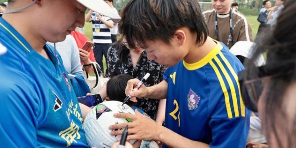 鲸鱼直播-苏超南京队举行公开训练：吸引近百名市民围观，还和小学生来了一场热身赛