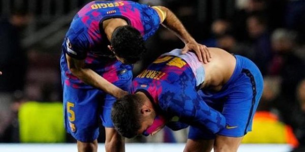 鲸鱼直播tv版-费兰把巴萨到手的胜利射飞了，把自己射哭了