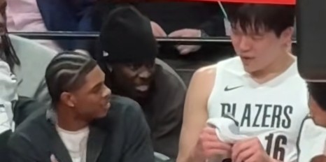 鲸鱼直播-小杨血痕累累惊呆朱哥！队医帮杨瀚森处理伤口 小杨和亨德森热聊